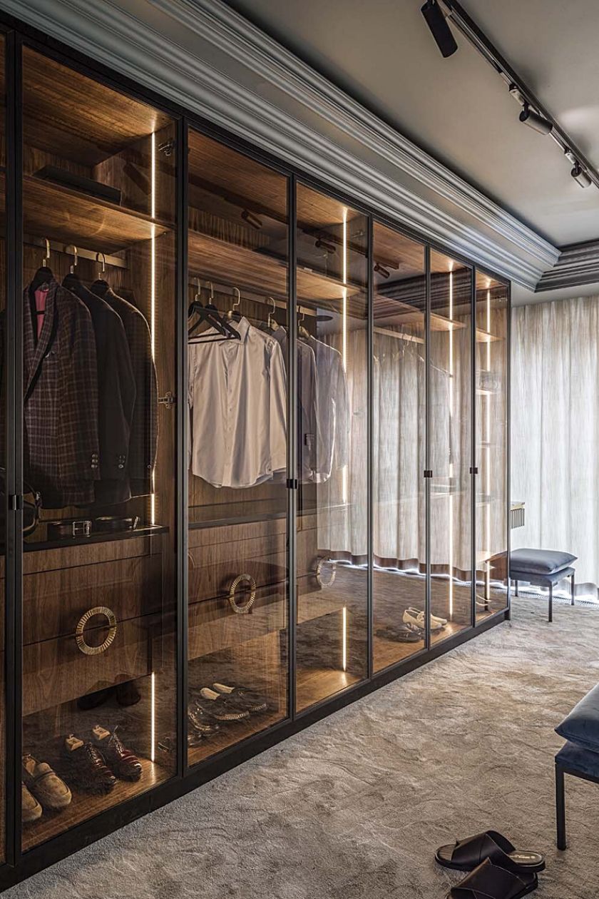 garderoba z przeszklonymi frontami i oświetleniem LED