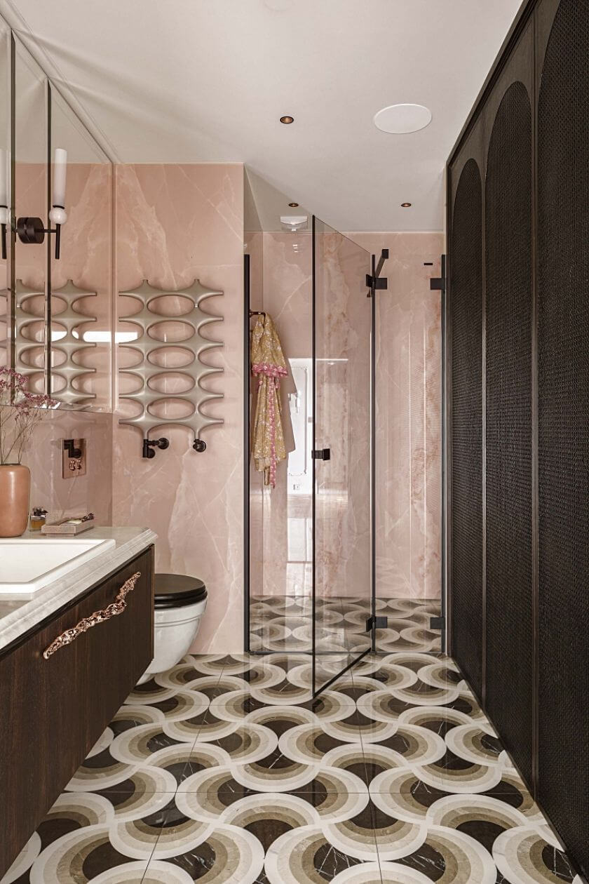 różowe onyksowe płytki w łazience