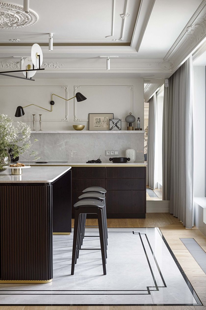 kuchnia z ryflowaną wyspą z ciemnego drewna i kamiennym dywanem na posadzce