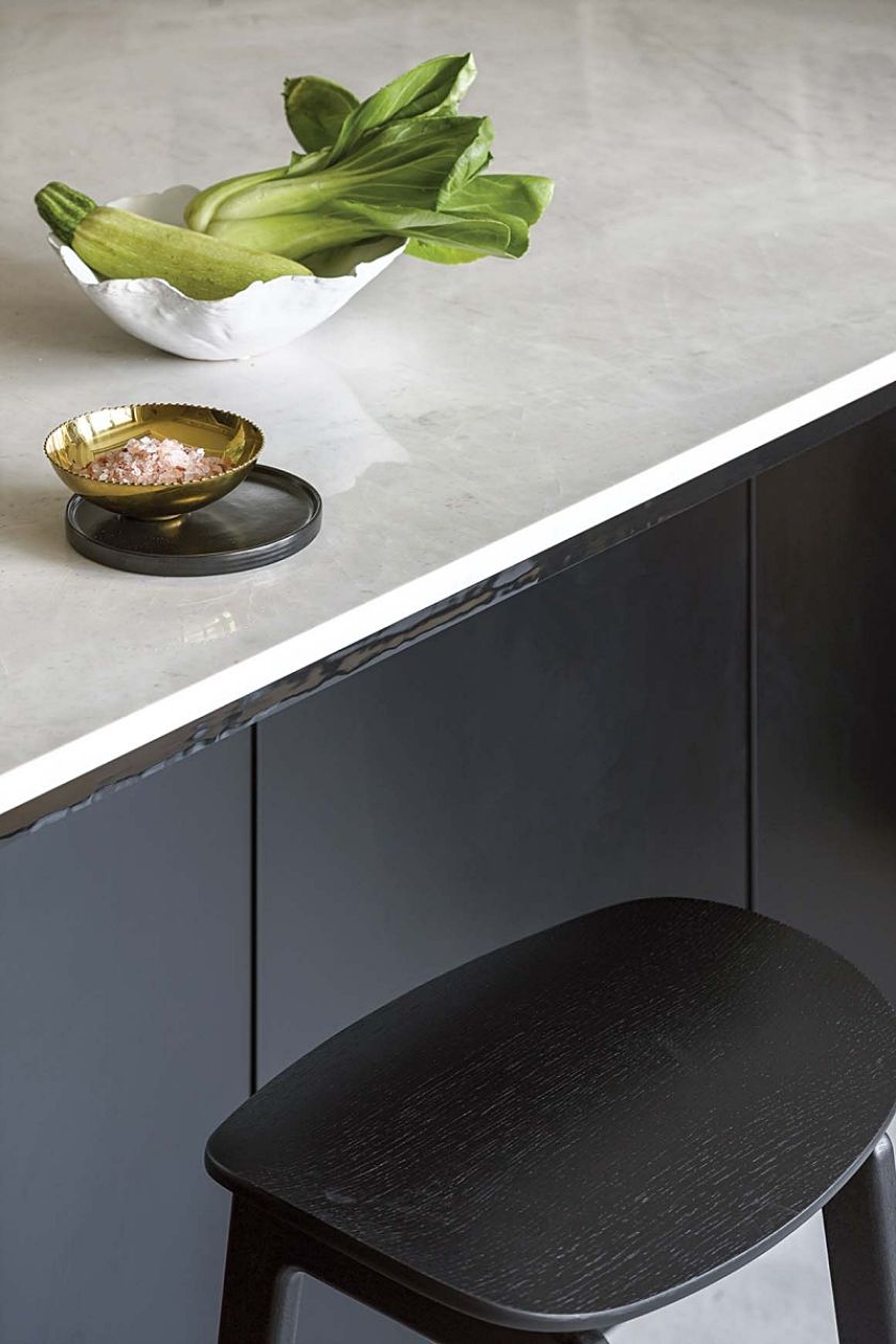 ciemna wyspa kuchenna z jasnym blatem