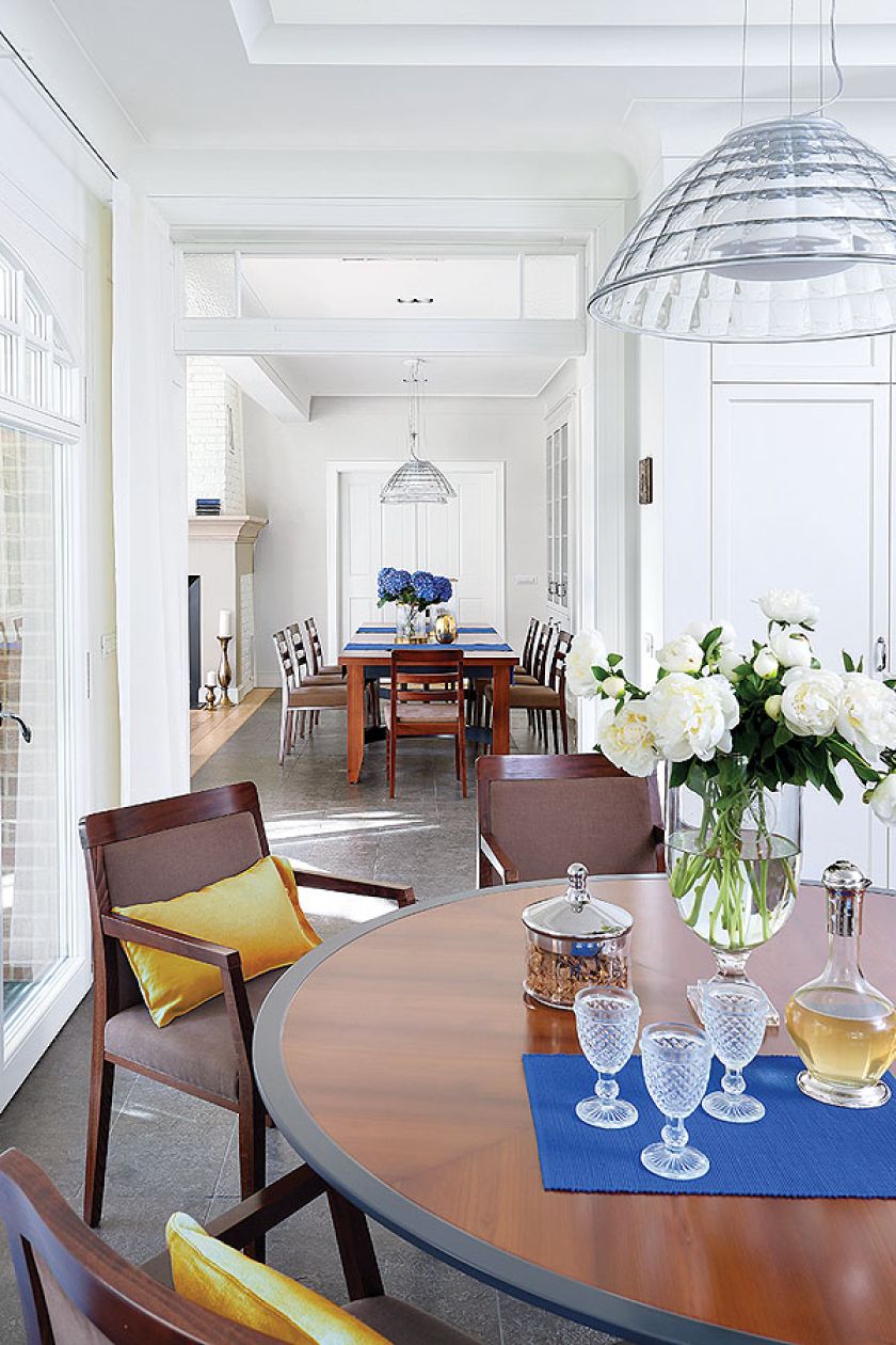 Elegancki dom stoi na leśnej polanie 20 minut od Centrum Poznania. Zobacz zdjęcia z wnętrza tego pięknego domu.