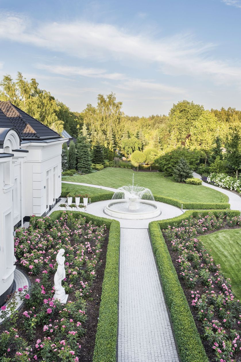 Fontanna w klasycznym stylu to dzieło firmy Chronos.