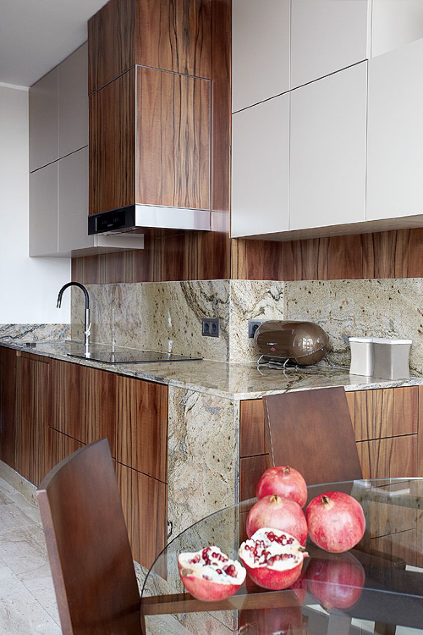 Fornir z jabłoni indyjskiej, granit prada i matowy MDF. Zrobiła ją firma Cedros. Sprzęt jest od Miele.