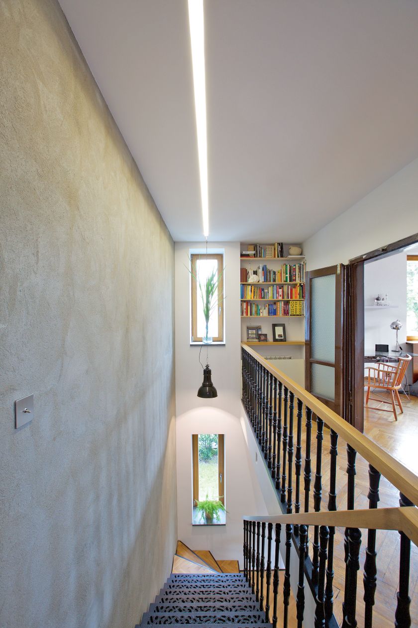 Dom zagadka – wnętrze z parkietem na ścianie