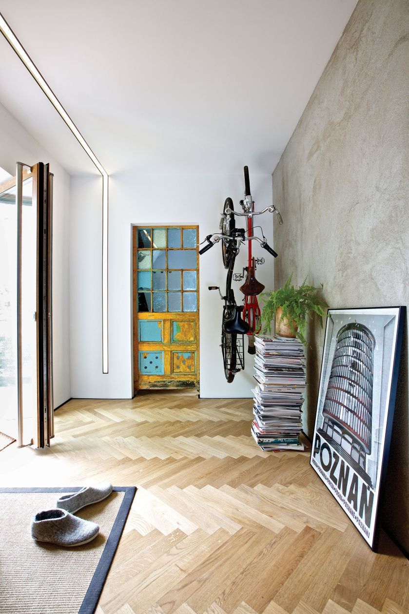 Dom zagadka – wnętrze z parkietem na ścianie