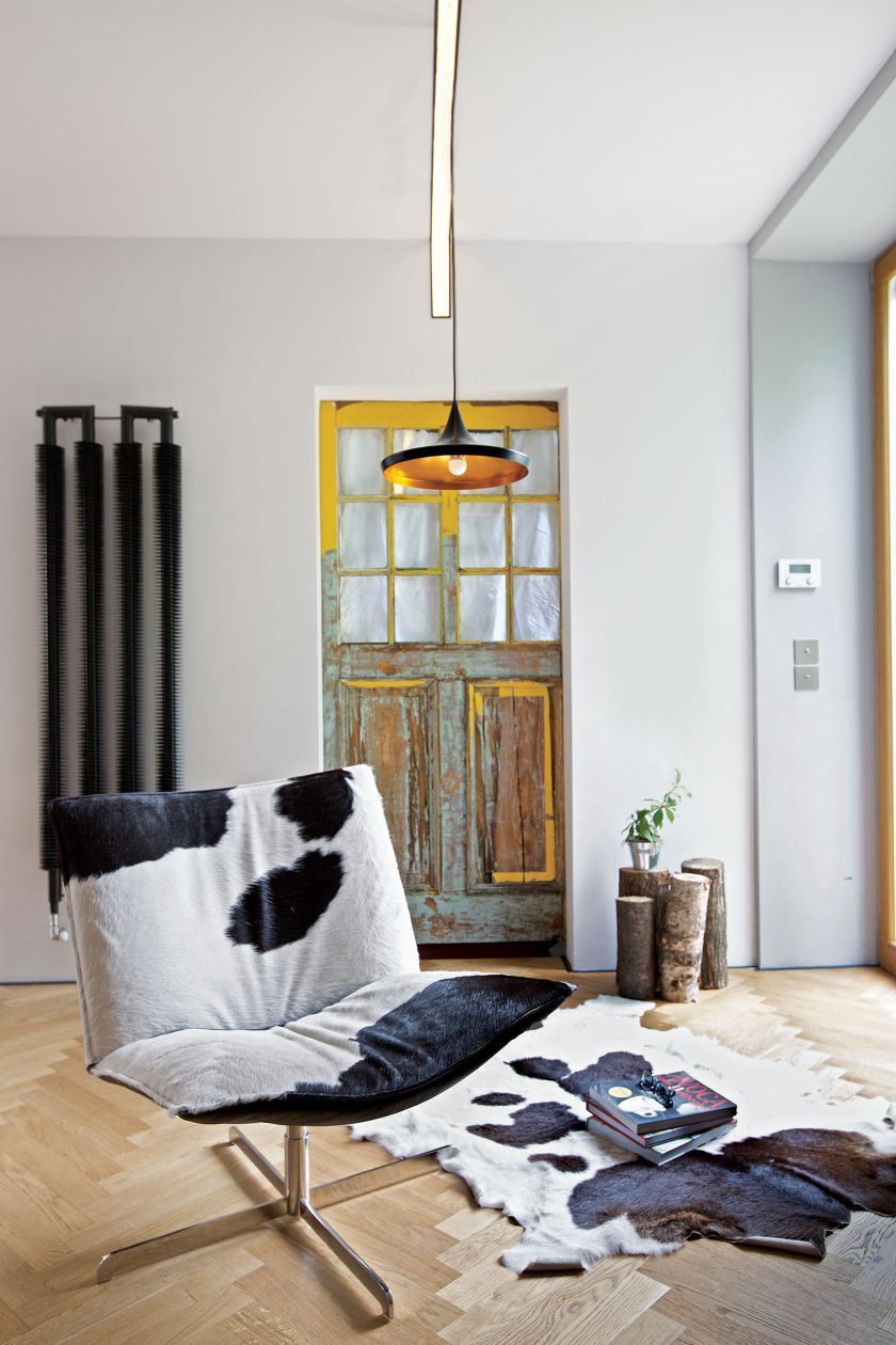 Dom zagadka – wnętrze z parkietem na ścianie