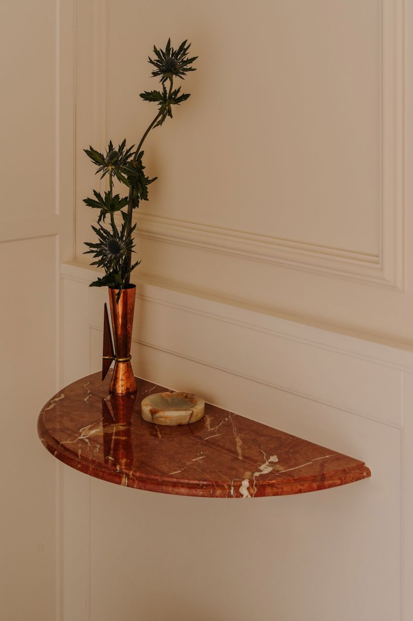 marmurowa konsola w holu