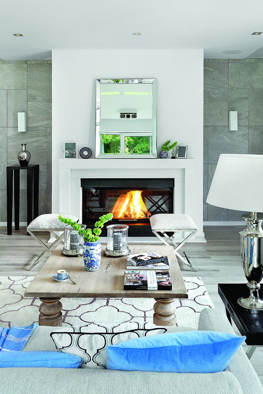 Graficzny kominek wymyśliła Ewa. Kasia dodała do niego proste lustro i pufy na krzyżakowych nogach z BB Home.