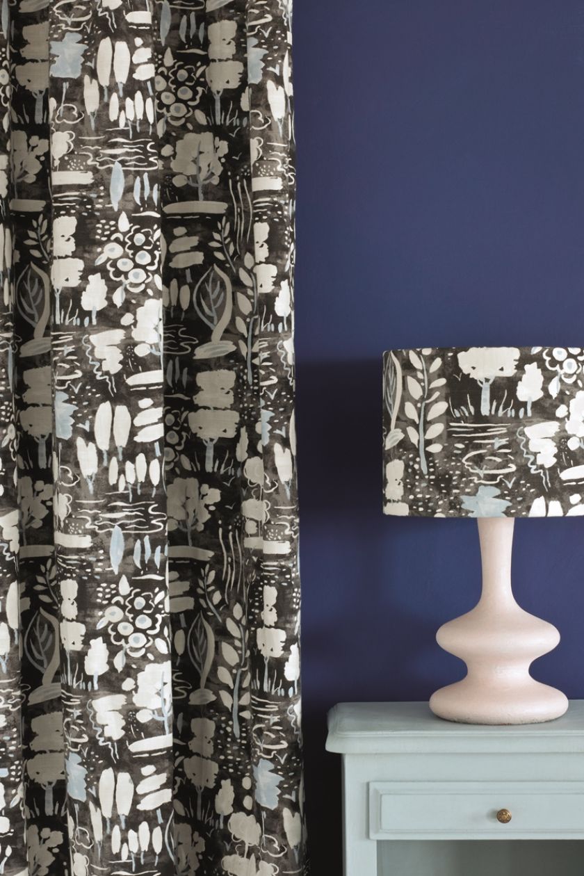 jaki kolor pasuje do granatowej ściany