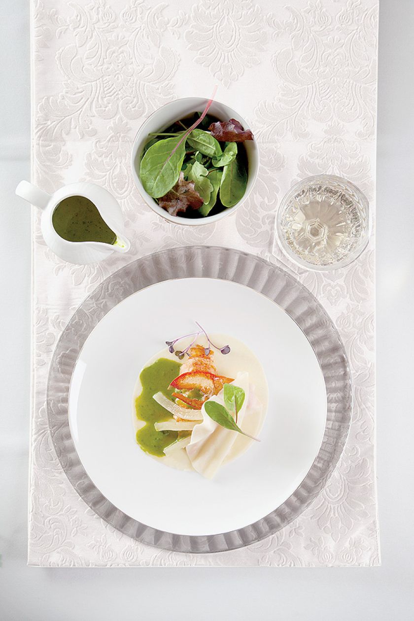 Homar z zielonym sosem i trwą cytrynową.