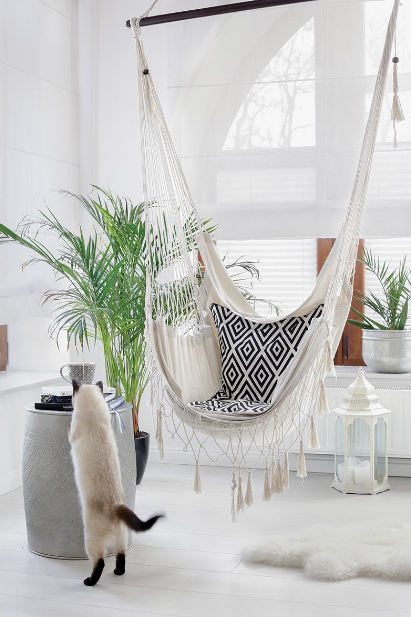 fotel wiszący w salonie w stylu skandynawskim