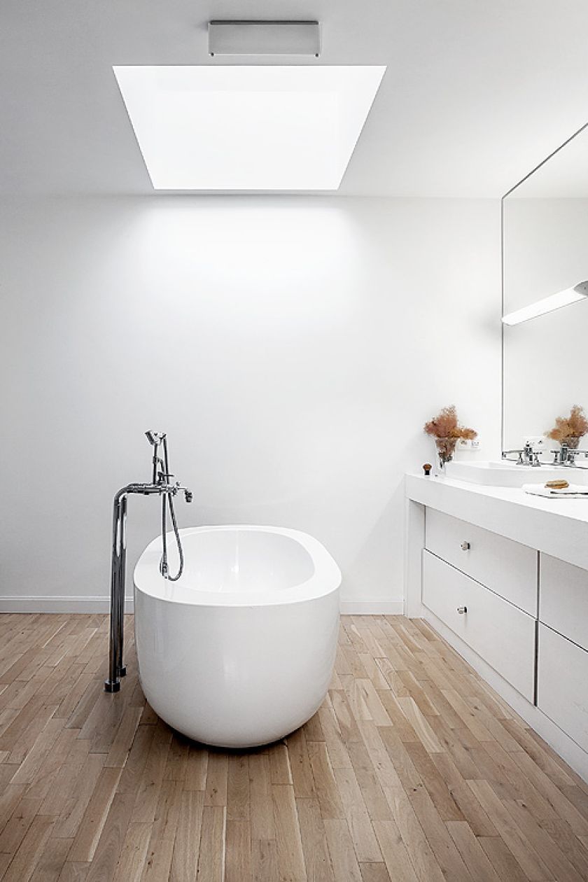 Iza i Robert chcieli zbudować dom zawsze modny. Żadnych kafelków, bibelotów i złotych klamek. Prosty,