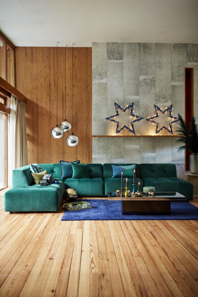 ciemny dywan w salonie