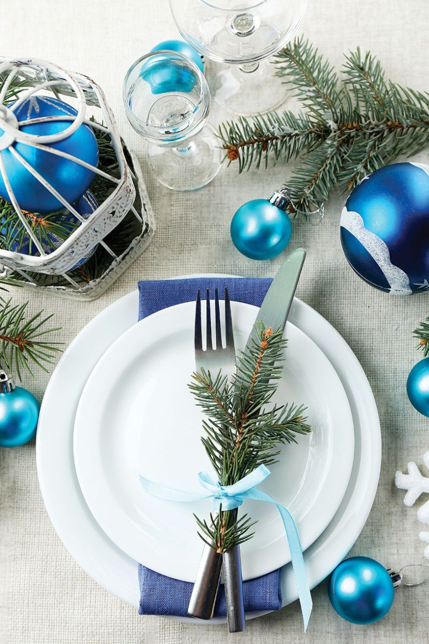 Biało-niebieskie dekoracje na stół wigilijny