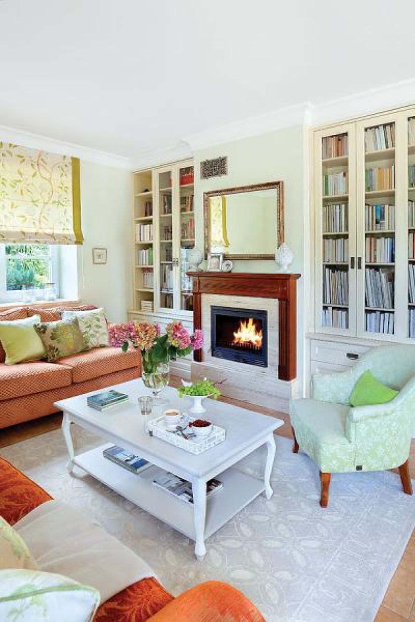 Jak urządzić salon z kominkiem? To od rodzaju kominka będzie zależał styl aranżacji salonu. Obudowa kominka wcale nie musi