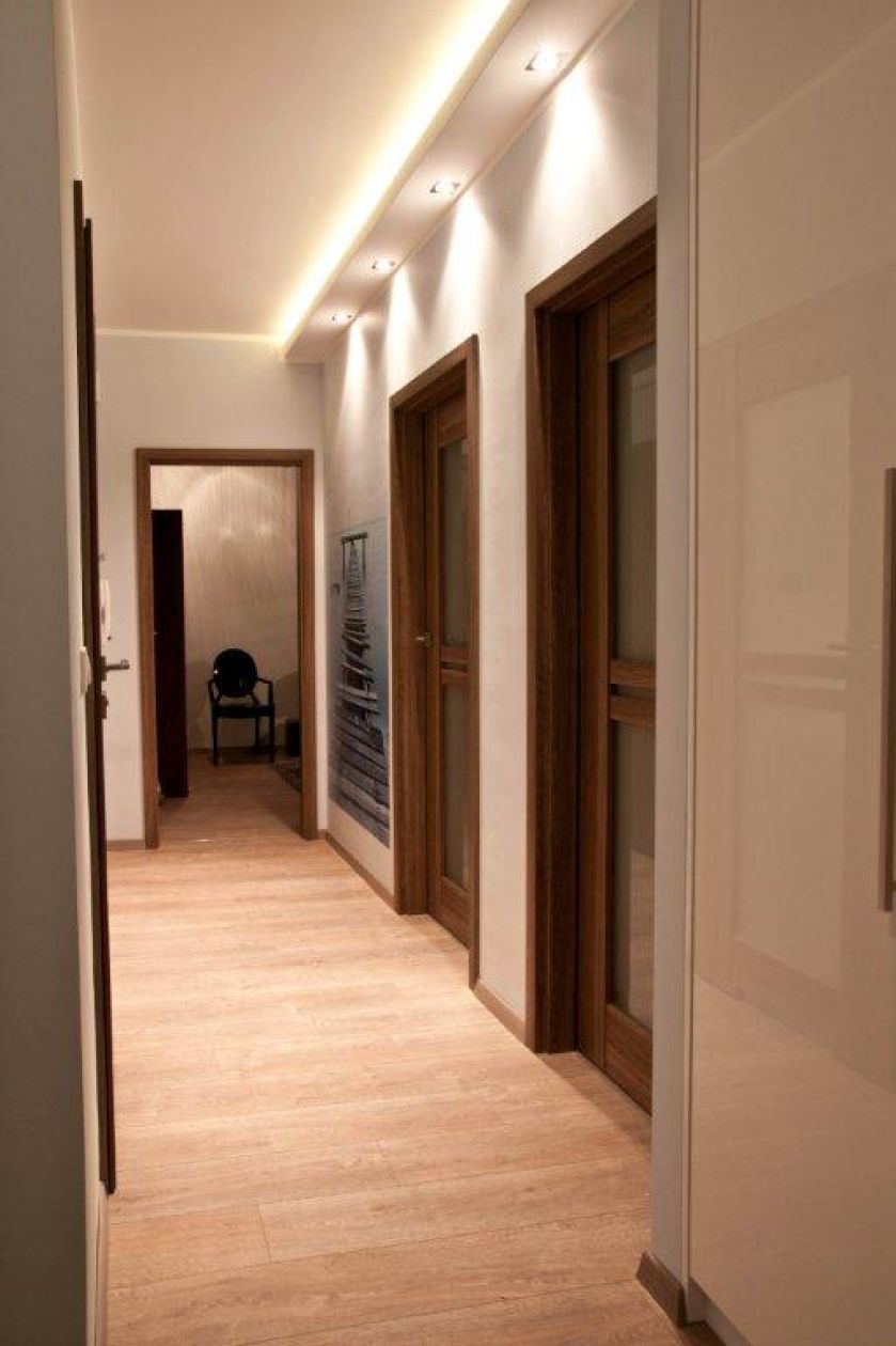 Jak urządzić wąski przedpokój? Porady architektów i projektantów.