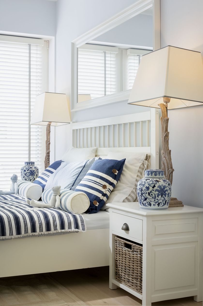 biało granatowa sypialnia