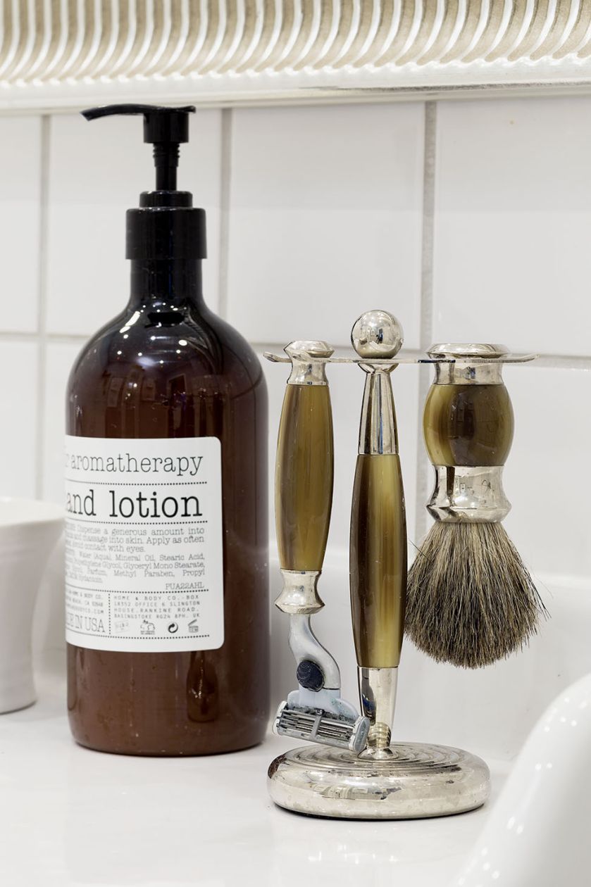 biała łazienka akcesoria dekoracje