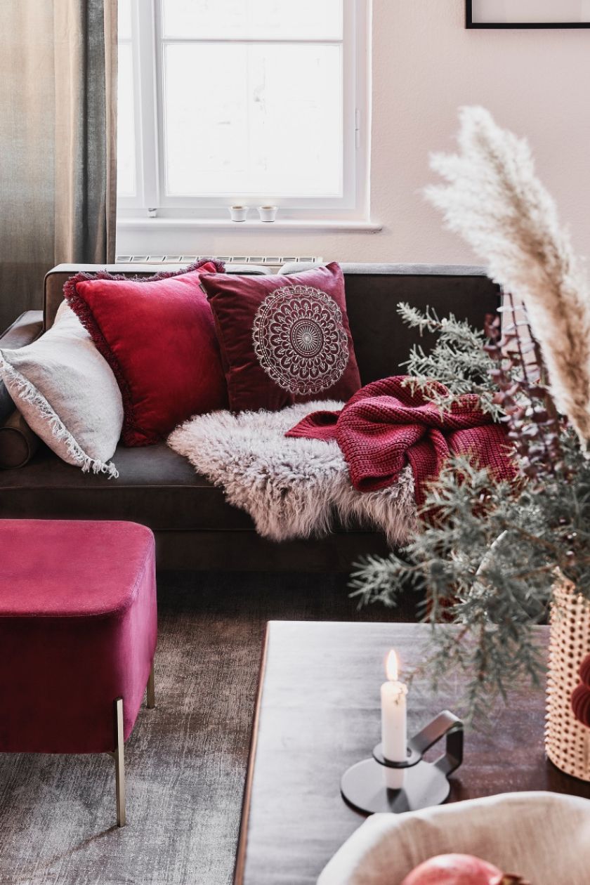 czerwone dodatki do salonu