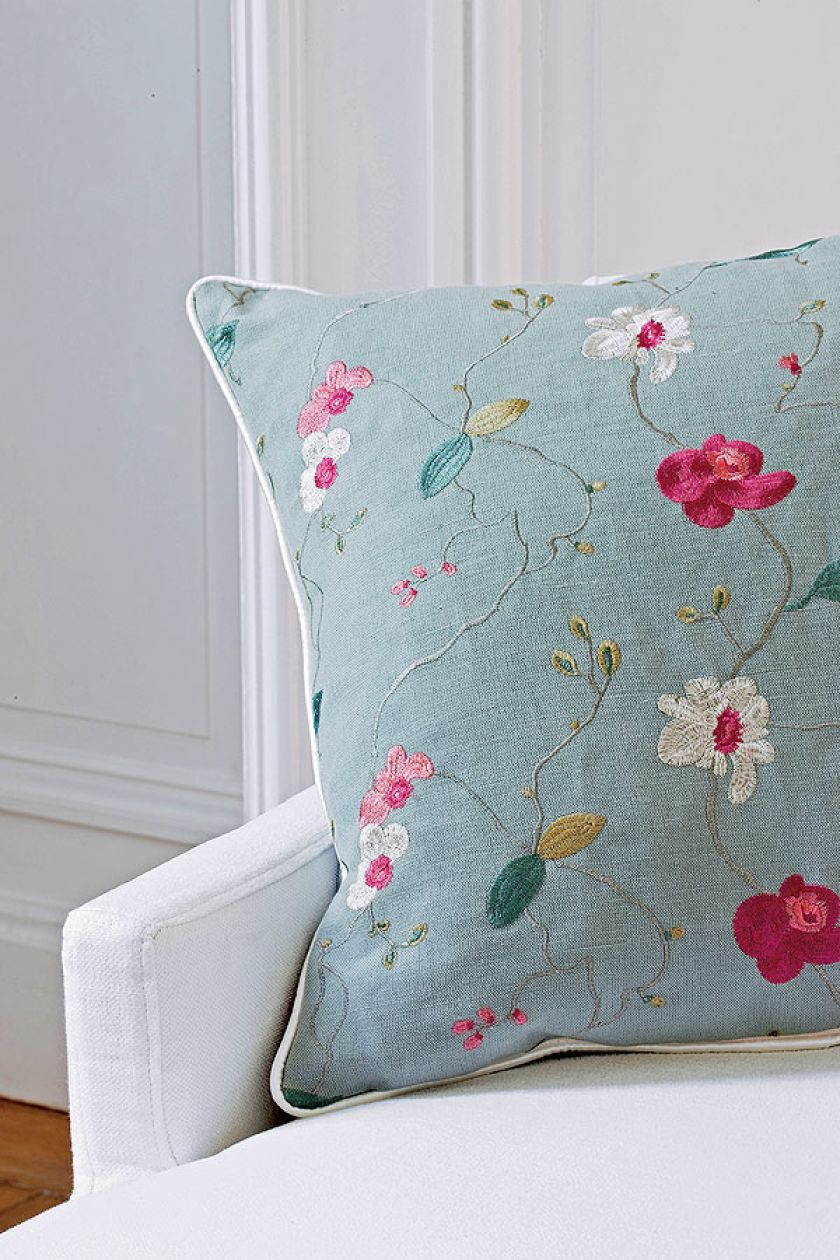 Jaką kanapę wybrać do salonu? Przede wszystkim wygodą i koniecznie we wzory i kolory zapożyczone z lasu, łąki, dżungli