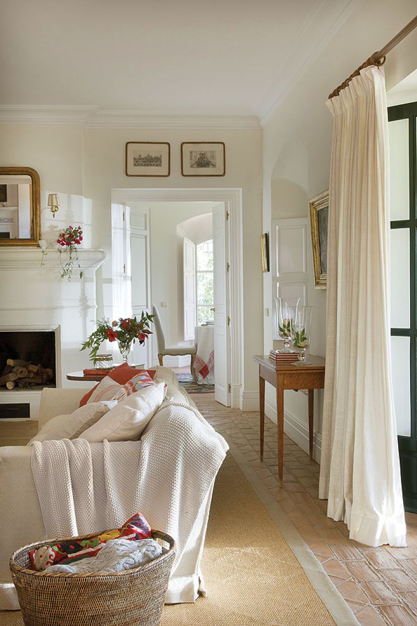 Jasne pokoje, fotele obite surowym lnem, terakotowe płytki zrobione w lokalnej manufakturze.