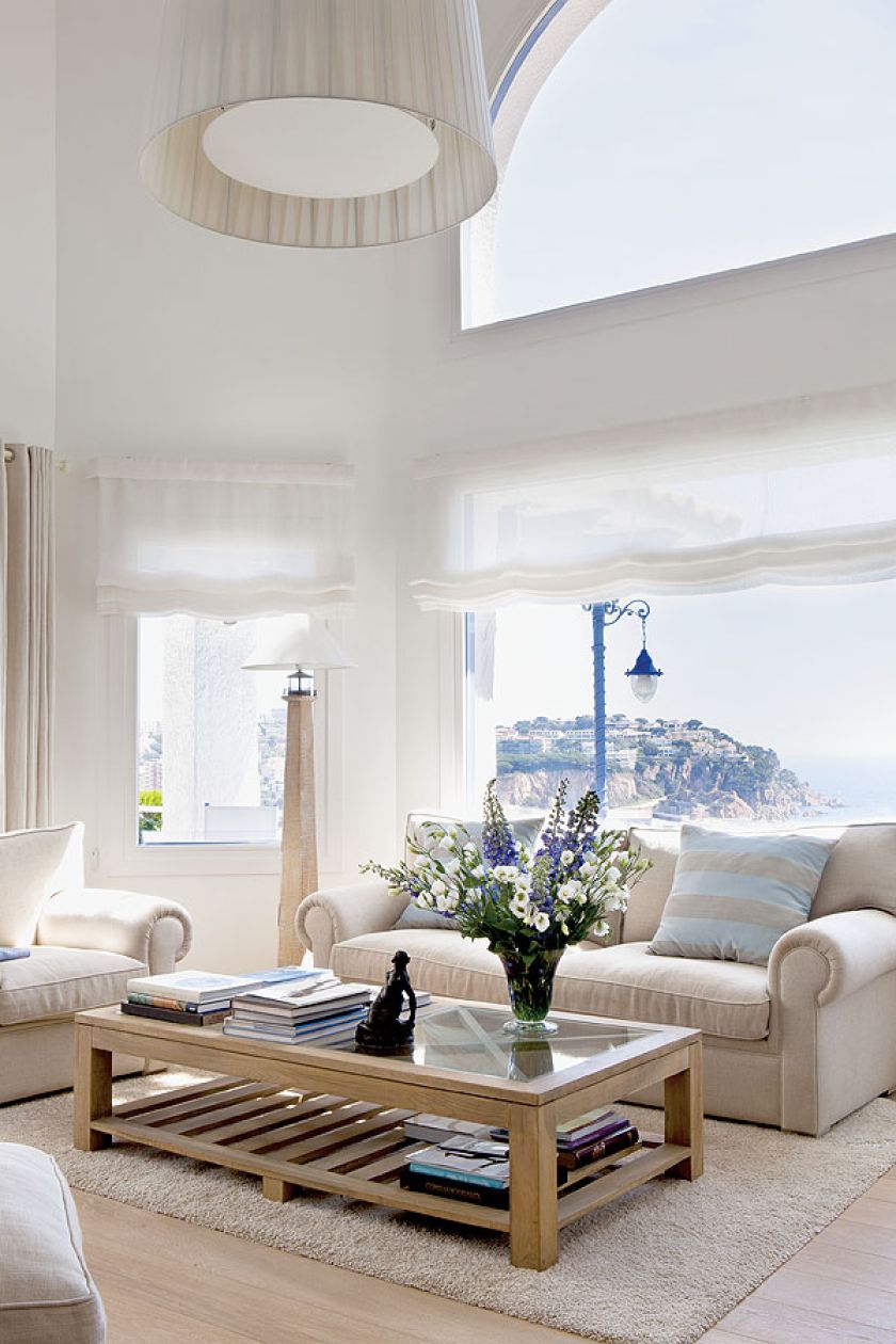 Jedyną ozdobą jest roleta rzymska. Gdy jest podniesiona - do wnętrza wpada mnsóstwo naturalnego światła.