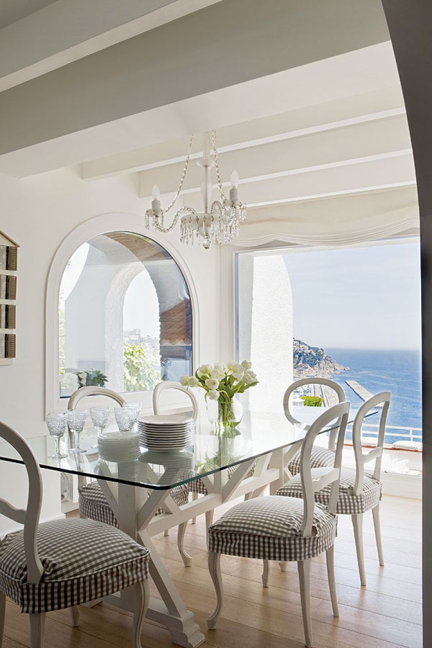 Jedyny deseń w domu to marynarskie, biało-niebieskie albo beżowo-błękitne pasy. A jedyne odstępstwo od tej