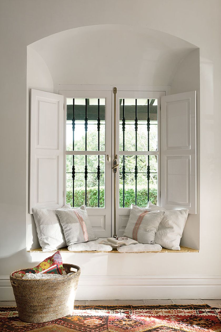 Kącik do czytania zrobiony z parapetu.