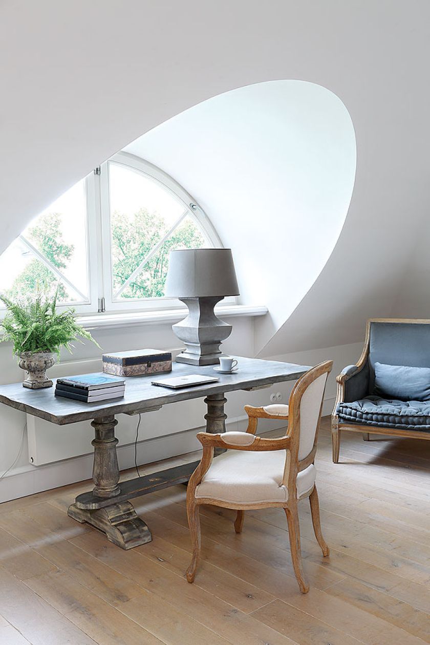 kącik do pracy w sypialni