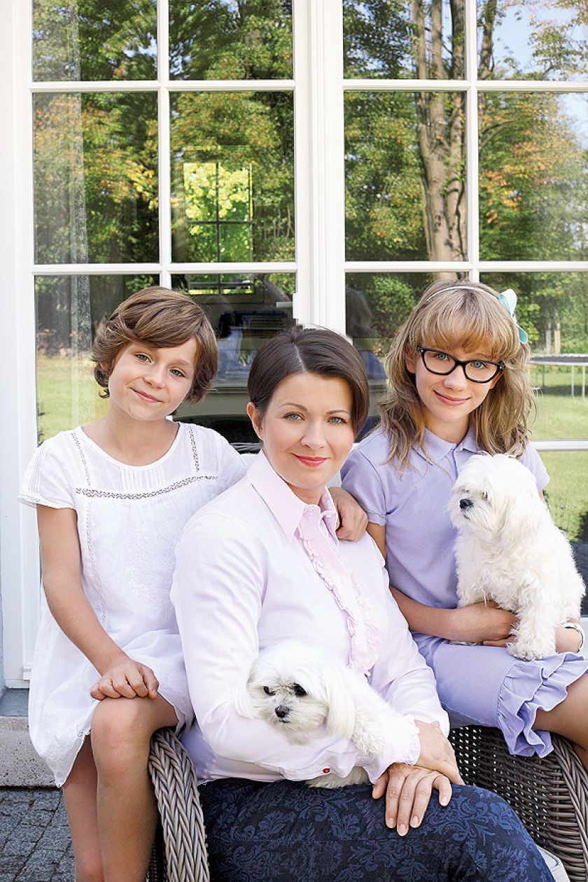 Katarzyna Helbin z córkami Gabrysią (w białej sukience) i Natalią. Do zdjęcia pozują też maltańczyki Koko i Kenzo.