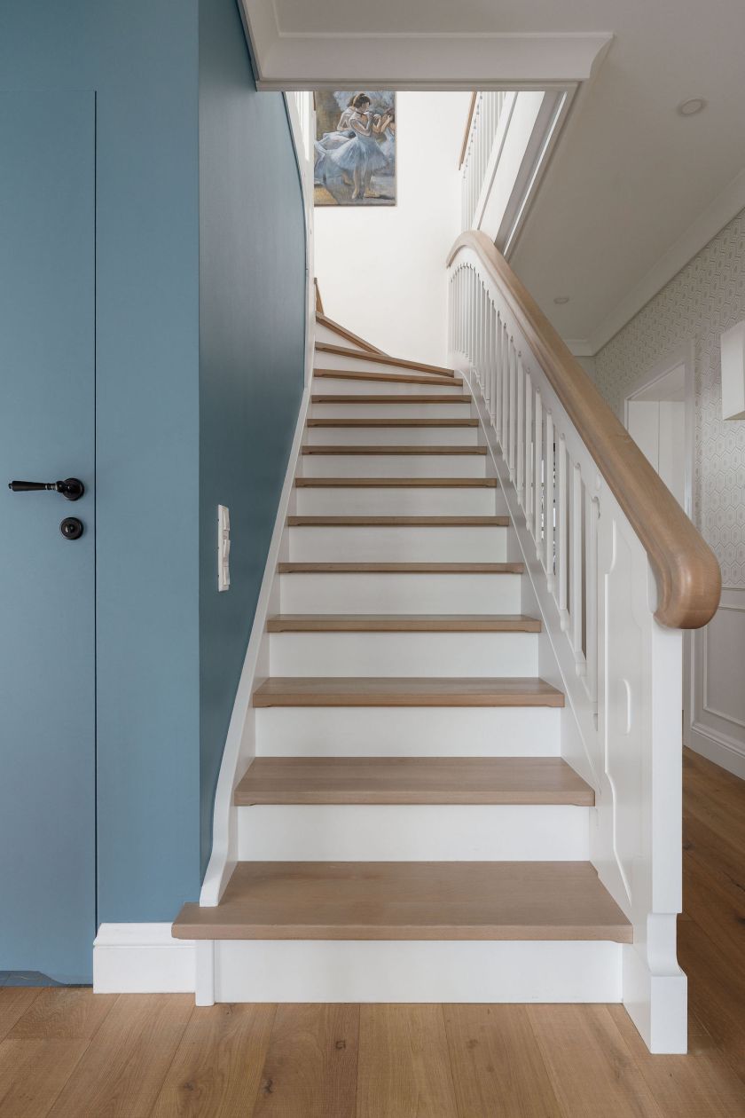 schody w domu inspirowanym modernizmem