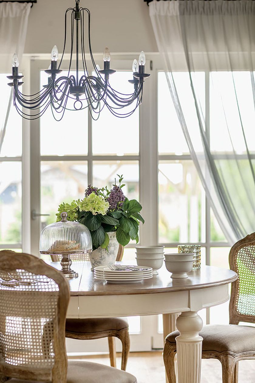 Klasyczne wnętrza w domu malowanym pastelami