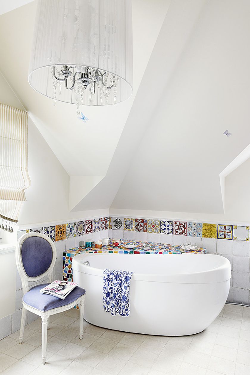 Kolorowe płytki przyjechały z Włoch. Wanna umywalka i baterie - z firmy Ponsi. Postarzone krzesło (podobne stoją w jadalni)