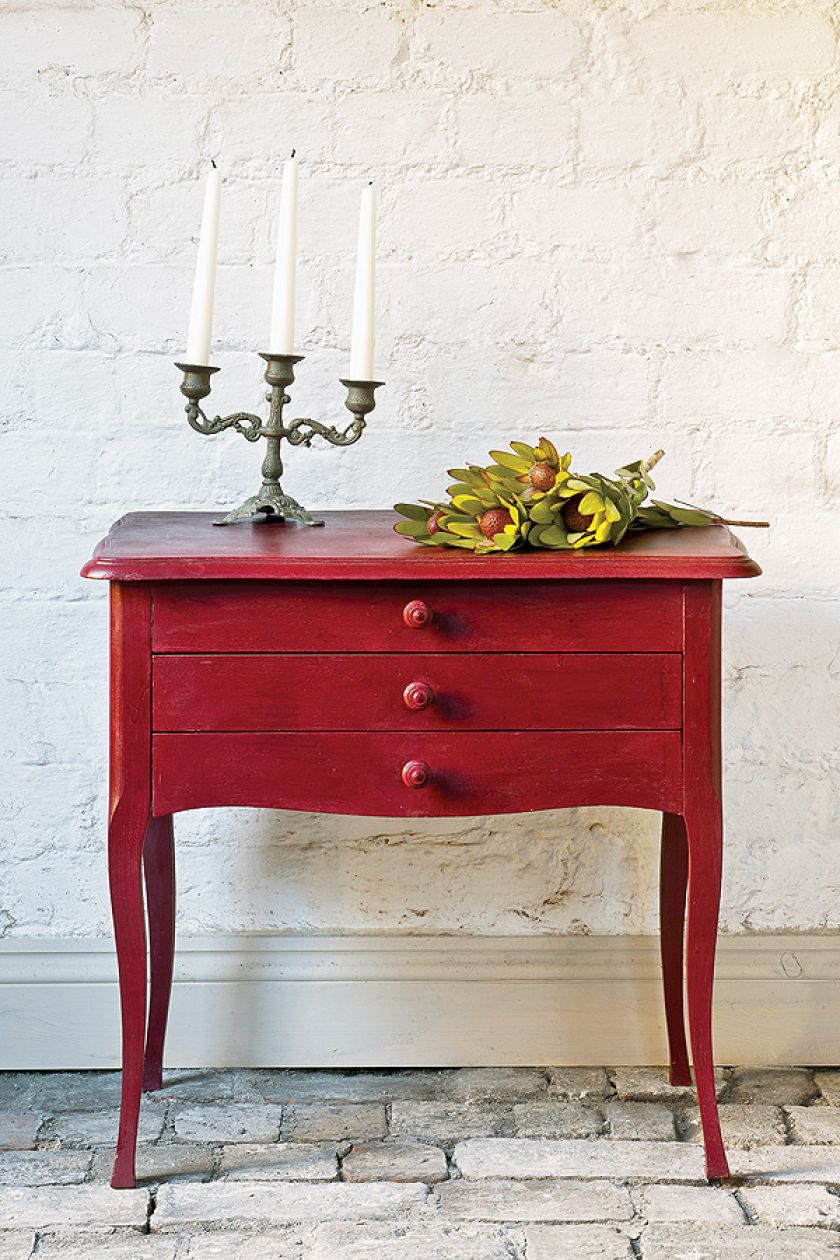 Komoda w kolorze Burgundy, farba Chalk Paint™ Decorative Paint by Annie Sloan, 145 zł za litr, WWW.SKLEP.PATYNOWY.PL