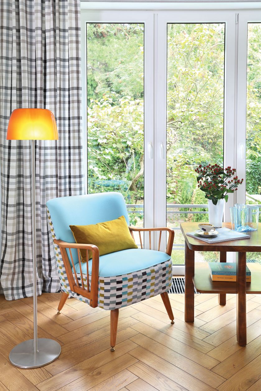 Kraciaste zasłony (Designers Guild) i fotel to pomysł Justyny, na stole wazony Alvara Aalto - Savoy Vase.
