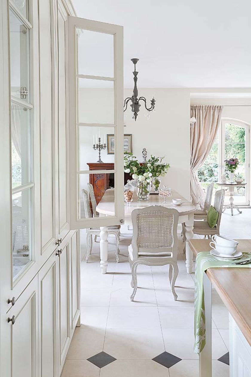 Kuchnia, jadalnia i salon urządzone są na planie litery L. Część mebli i dodatków pochodzi z Decolor i Meubles de Charme.