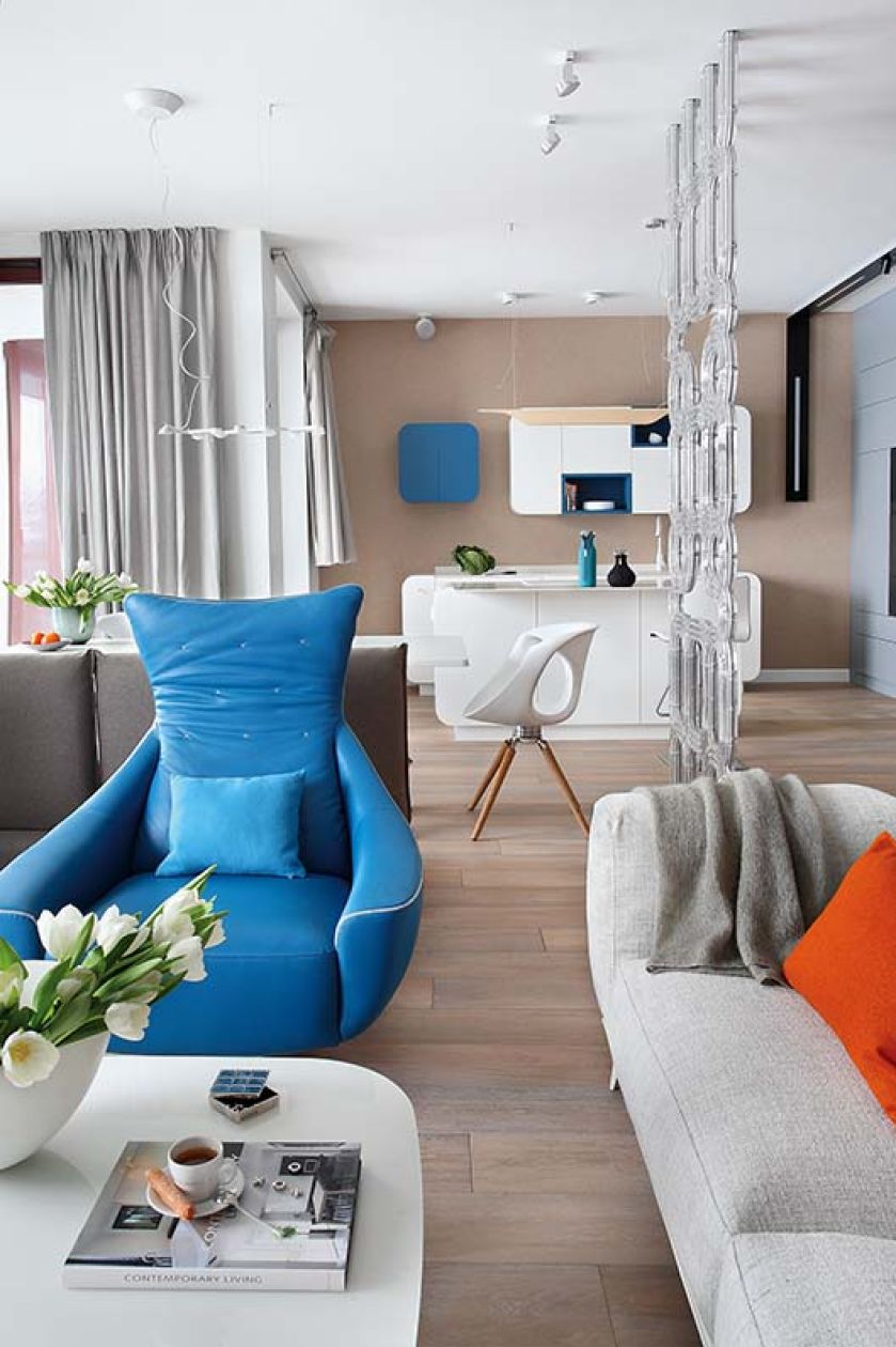 Kuchnia otwarta na salon w bieli i błękicie