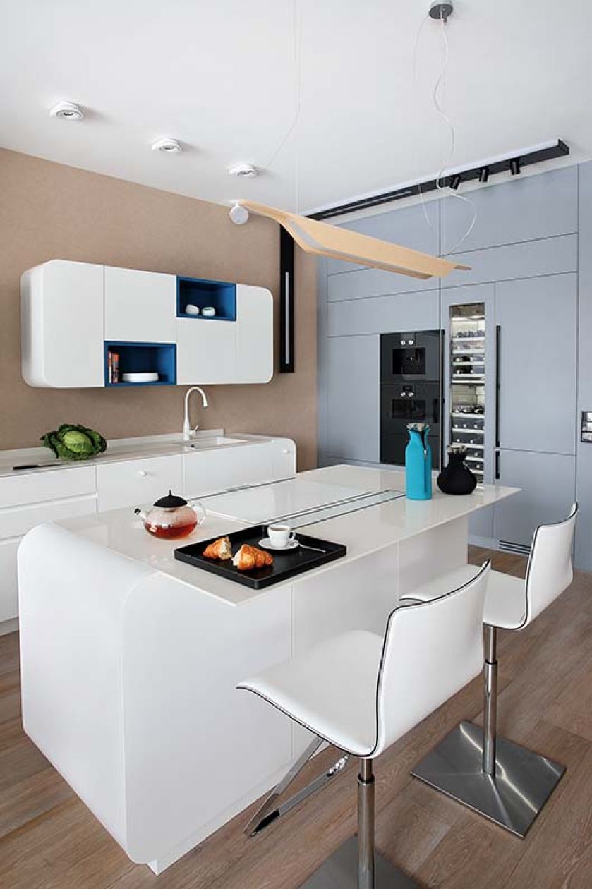 Kuchnia otwarta na salon w bieli i błękicie