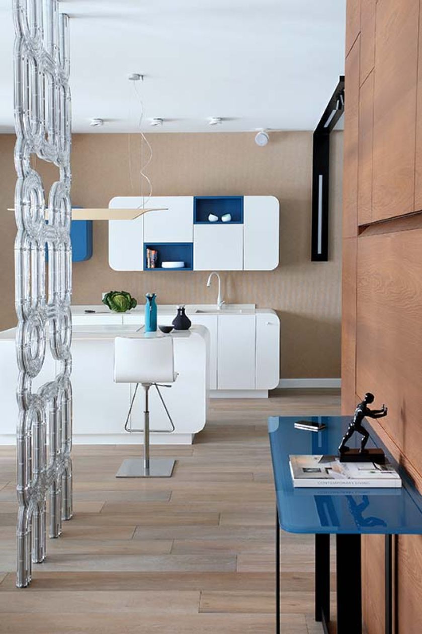 Kuchnia otwarta na salon w bieli i błękicie