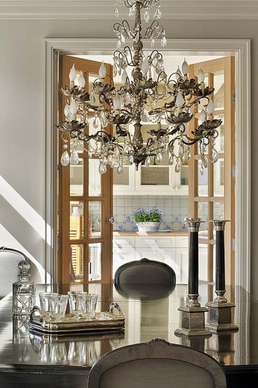 Właściciele tej kuchni mieszkali w Norwegii, Irlandii i Prowansji, więc ich zamiłowanie do rustykalnych wnętrz