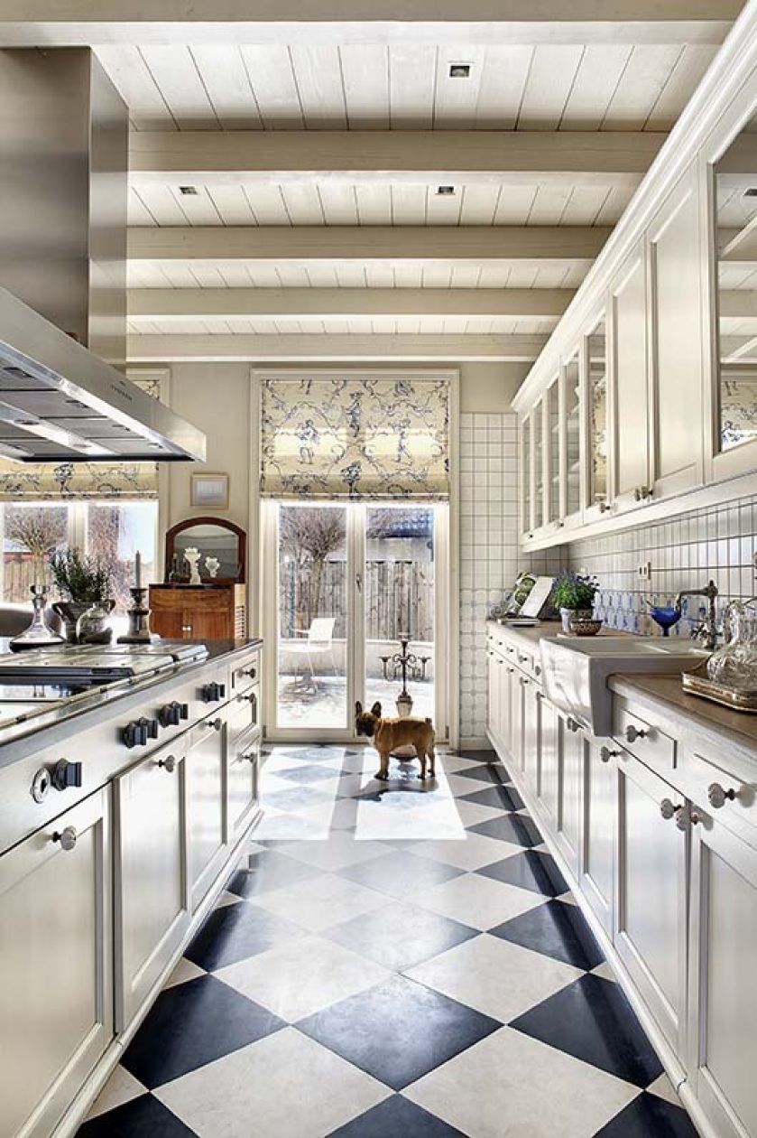 Właściciele tej kuchni mieszkali w Norwegii, Irlandii i Prowansji, więc ich zamiłowanie do rustykalnych wnętrz