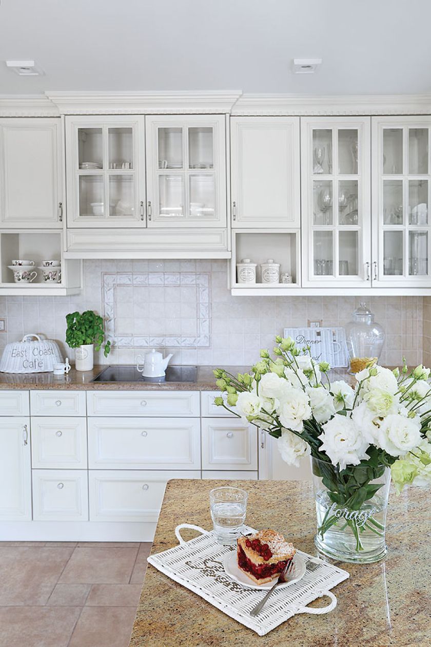 Kuchnię zaprojektowała Anna Casciarri. Słoje, wazon, podkładki z House More.