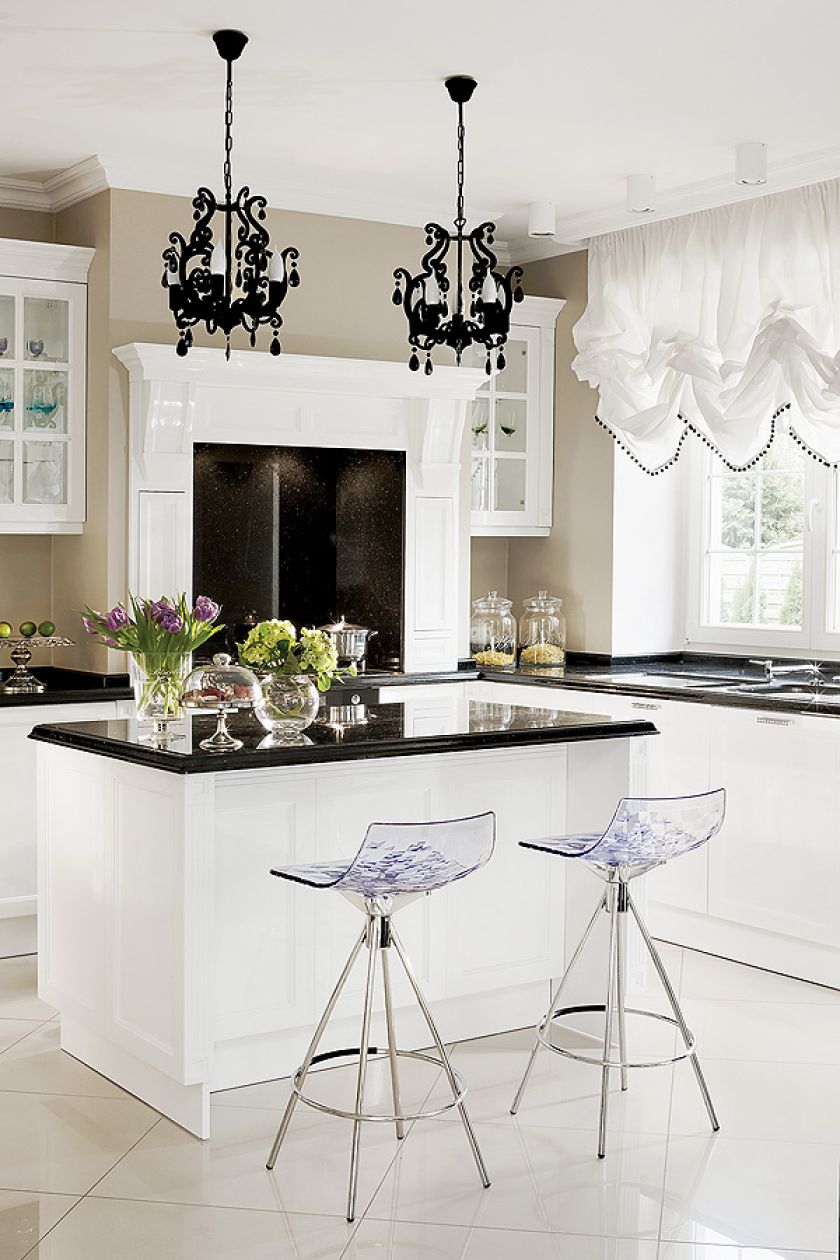 Lakierowane fronty mebli idealnie pasują do Granitu star galaxy. Hockery Ice - Calligaris.