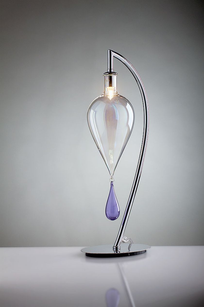 Lampa na biurko GOCCIA T ma delikatny i szlachetny kształt podwójnej kropli.