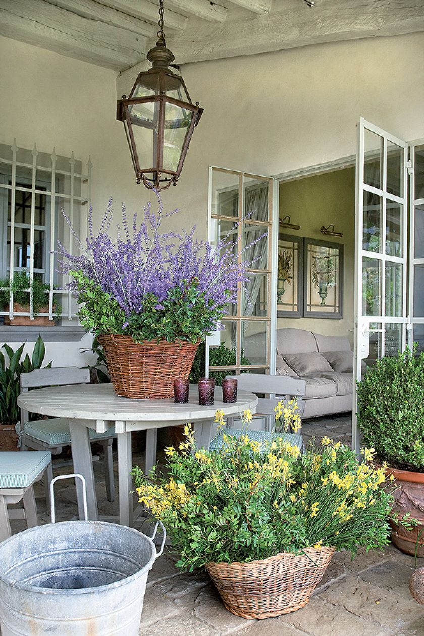 Latem otwarta jest na taras. Piękny dom w stylu country chic