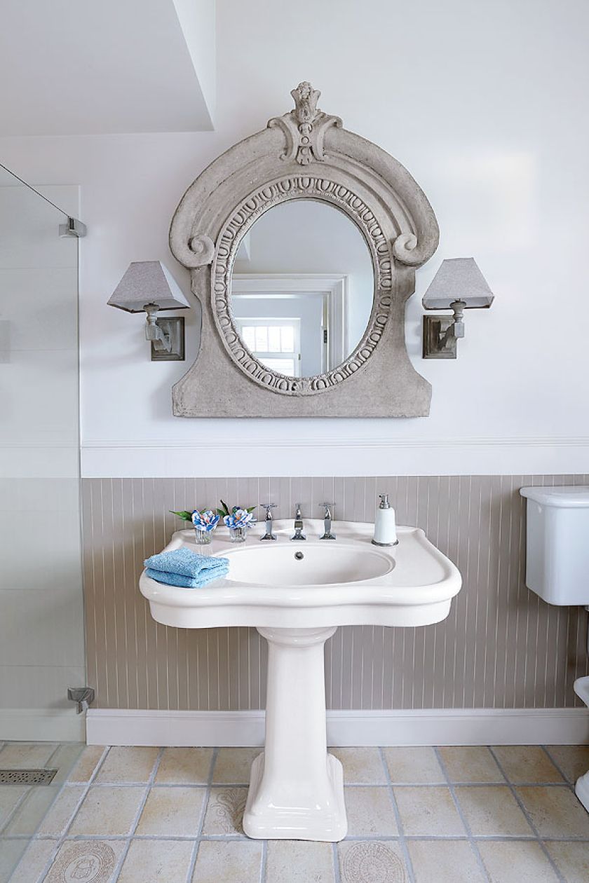 Łazienka, a w niej lustra w betonowych ramach z Mika Home.