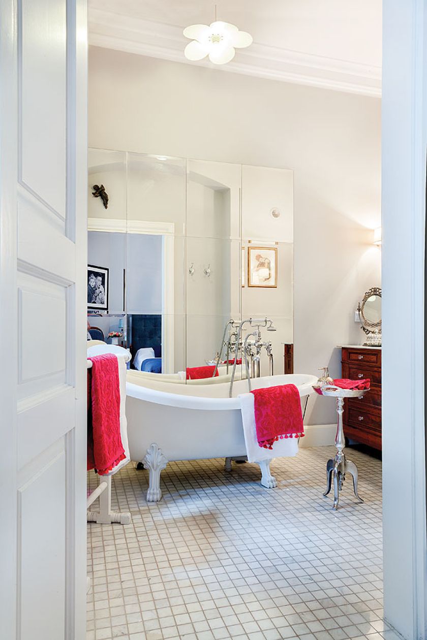 Łazienka urządzona w stylu retro. Idealne mieszkanie w kamienicy