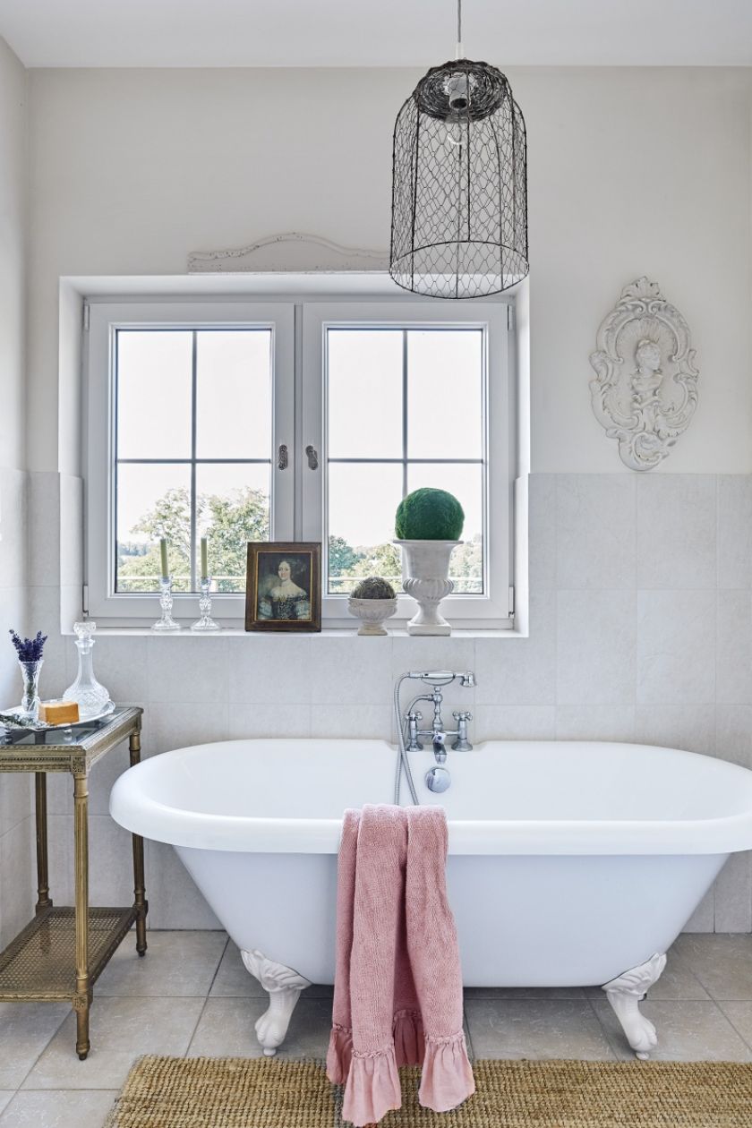 Jak urządzić wnętrze w stylu prowansalskim? Malowanymi antykami, tkaninami w pastelowych kolorach, starą ceramiką, kwitnącą