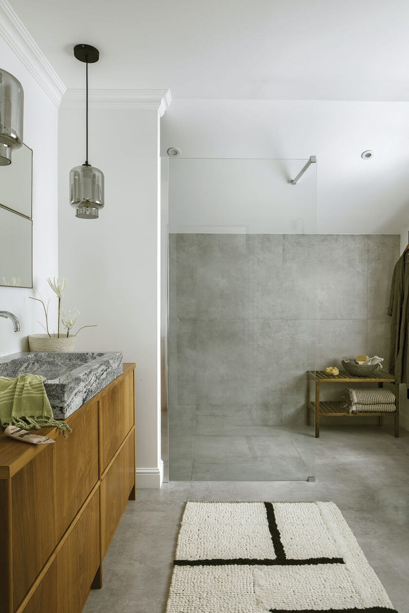 łazienka z betonem na ścianie