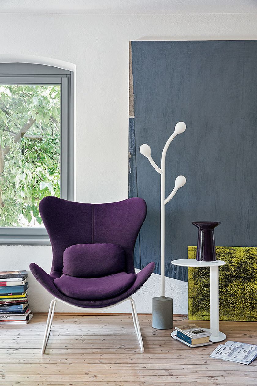 Lazy - nazwa adekwatna, bo fotel ten skłania do lenistwa. Zamiast metalowych płoz można zamówić wersję z drewnianymi nogami,